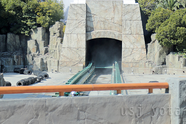 ジュラシックパークザライド水を抜いてメンテナンス