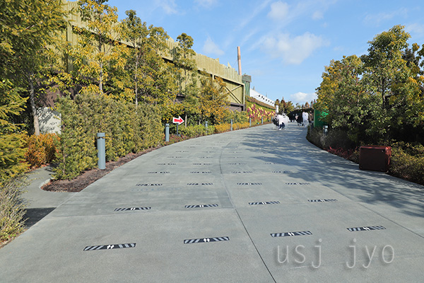 スーパーニンテンドーワールド入り口からの坂道