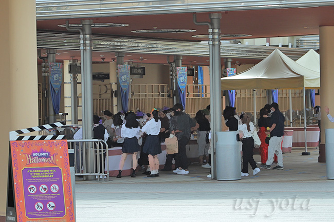 ハロウィーンシーズンの入場ゲート