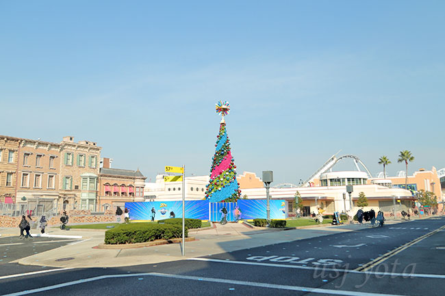 グラマシーパークの真ん中にクリスマスツリー