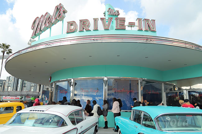メルズドライブイン待ち列