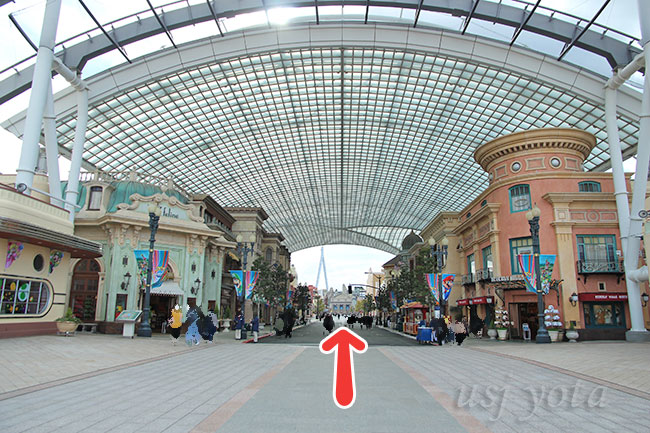 大屋根下を直進