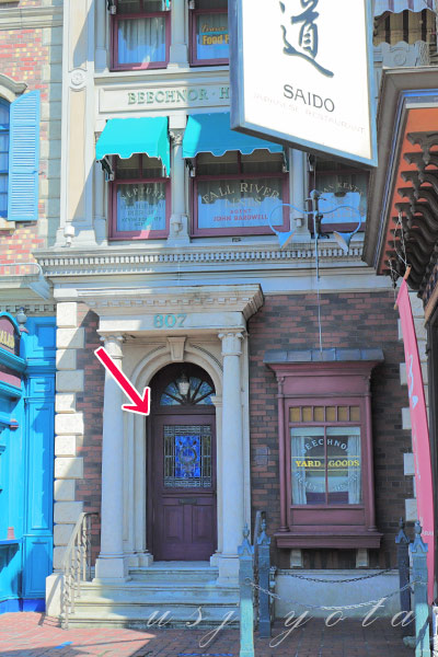 レストラン彩道の入り口横にある建物の扉に取り付けられているステンドグラス