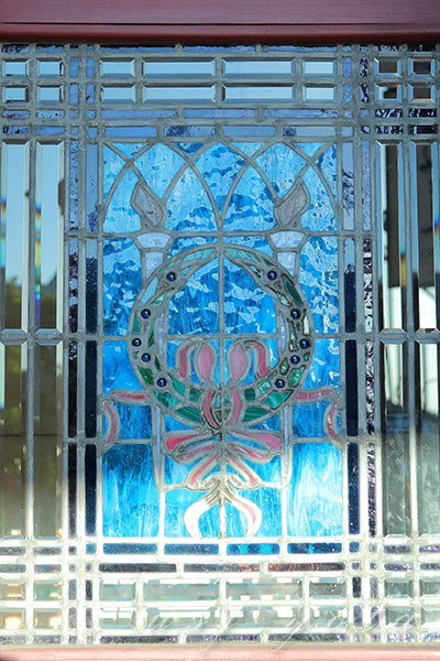 レストラン彩道の入り口横にある建物の扉に取り付けられているステンドグラス