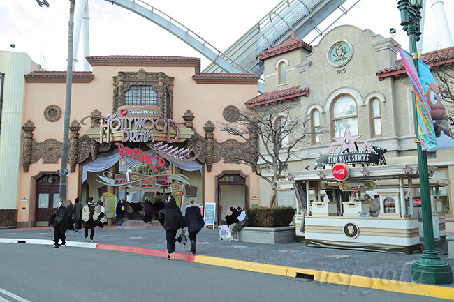 フードカート店とハリウッド・ドリーム・ザ・ライドの入り口