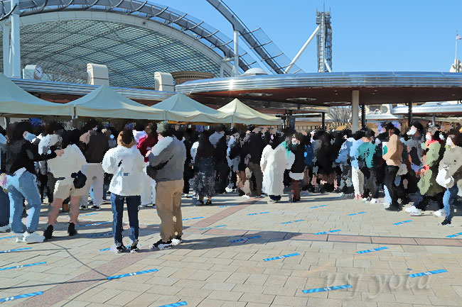 入場ゲートの行列