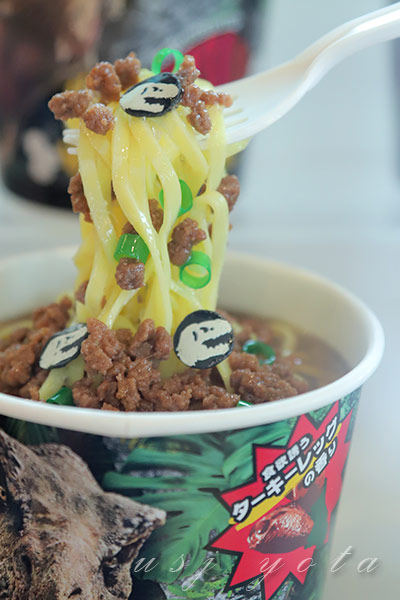 JURA NIKU NOODLE(ジュラ肉ヌードル)はエースコック製