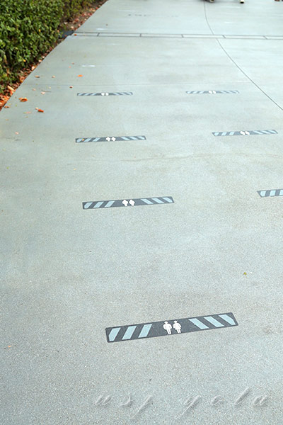 ニンテンドーワールドの整理券を確認する場所に貼られた足元のマーク