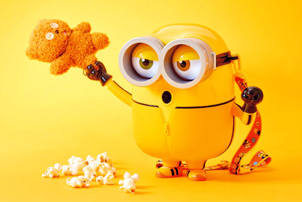 カンフースーツを着たミニオンのポップコーンバケツミ
