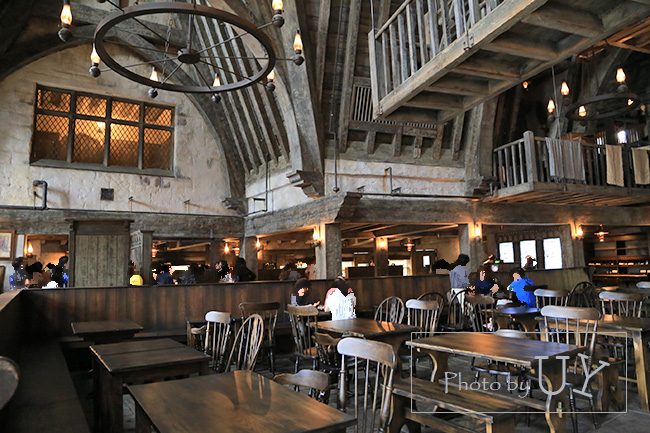 「三本の箒」の店内