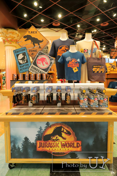 ジュラシックワールTシャッやコップドグッズお土産