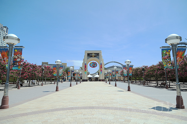 オフィシャル駐車場サイドの大門・ウエストメインゲート前に並ぶサルスベリ並木