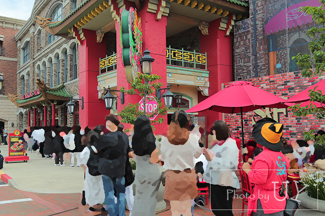 レストランもフードカートも長い行列