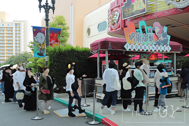 レストランもフードカートも長い行列