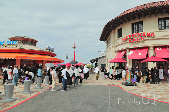 レストランもフードカートも長い行列