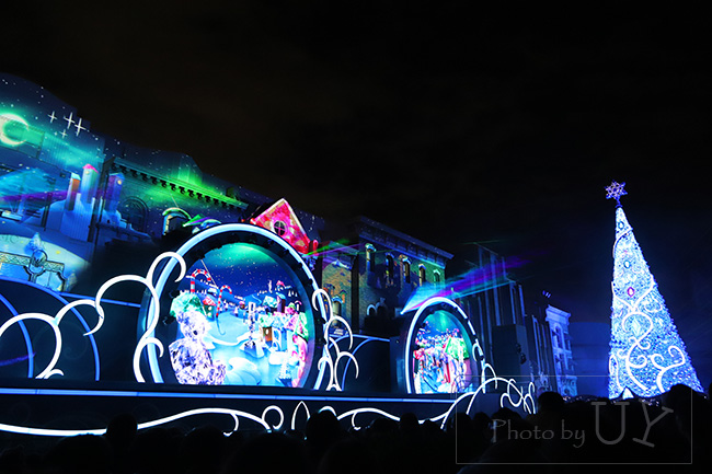 クリスマスツリーとプロジェクションマッピング