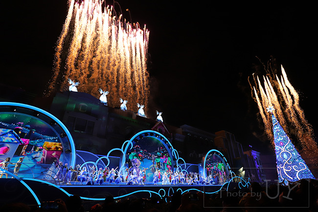 クリスマスツリーとプロジェクションマッピングとパイロ花火