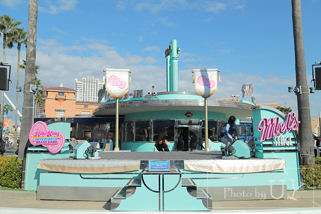 ハローキティのクリスマス・ハピネス・ウィズ・ハピネス・ブラスバンド【メルズドライブイン前】