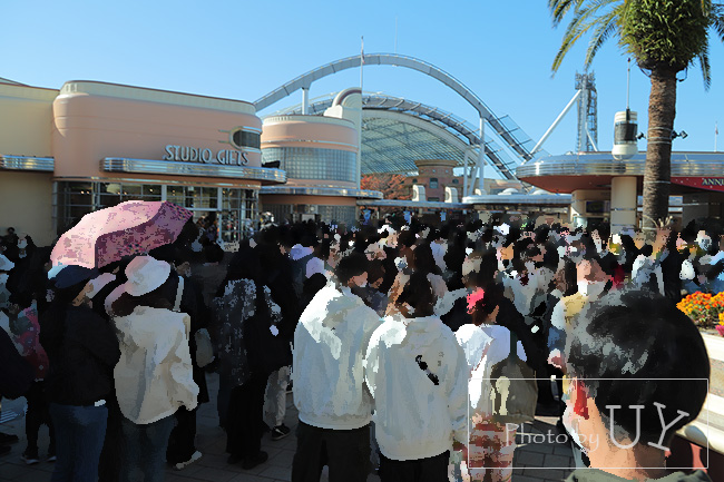 ゲート付近の入場待ち