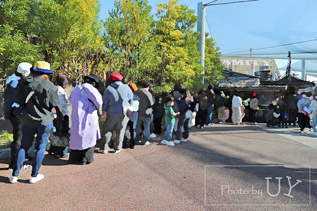 フードカートの長い待ち列