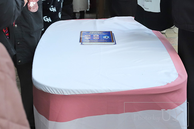 入場ゲートの前にある手荷物検査をする台