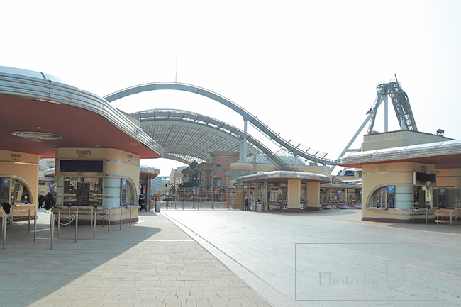 チケットブースと入場ゲート