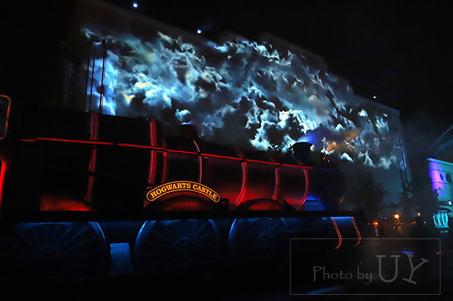 ステージ21の壁に投影されるナイトパレードのプロジェクションマッピング