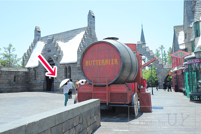 ホグズミード駅前広場とバタービール販売カート