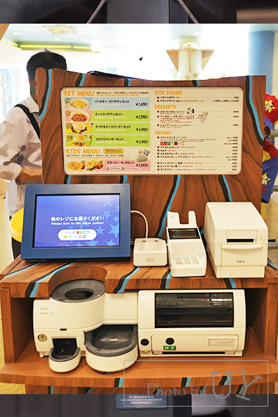 スヌーピーバックロットカフェでセミセルフレジ導入