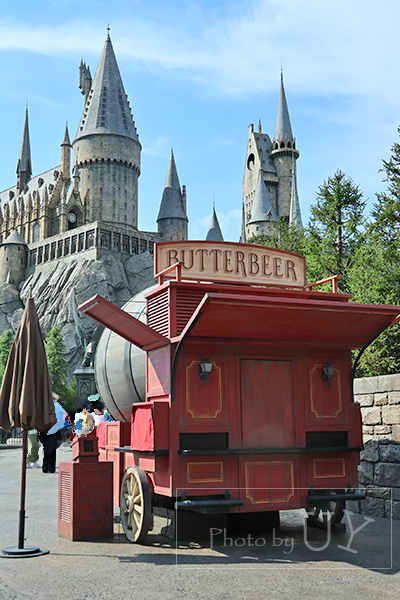 ハリーポッターエリアのバタービール販売フードカート