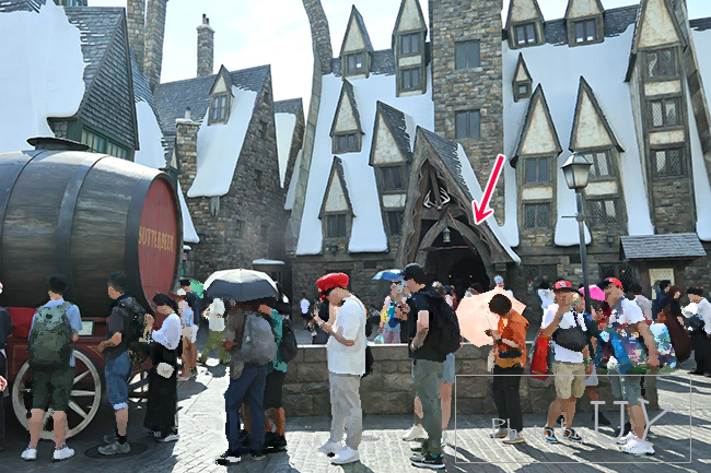 ハリーポッターエリアのバタービール販売フードカート