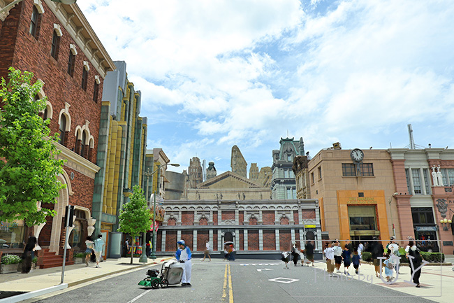 クリスマスツリーの準備始まる