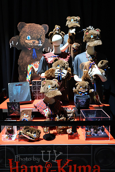 ハミクマグッズが陳列