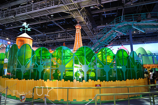 ユニバーサルワンダーランドにある屋内施設のスヌーピースタジオの「スヌーピーのフライング・エース・アドベンチャー」