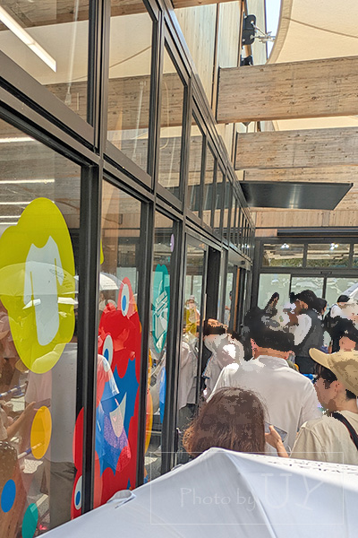 大阪関西万博黒ミャクを購入する人のための待ち列