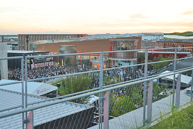 『ハミクマ』と万博の公式キャラクター『ミャクミャク』のコラボースージ