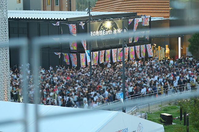 『ハミクマ』と万博の公式キャラクター『ミャクミャク』のコラボースージ