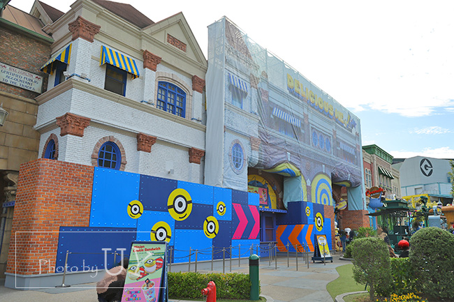 ミニオンパークの建物にも幕が張られました