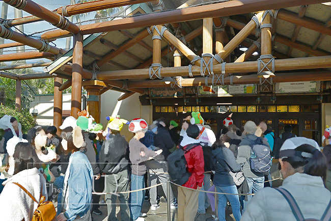 ジュラシックパークのスモークチキンを販売しているフォッシルフュエルズ