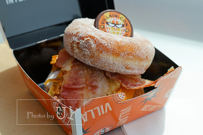 USJイーブルイーツの大悪党のためのドーナツバーガー実食写真