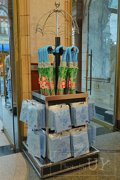 USJニンテンドーワールド仕様の傘とポンチョが並ぶ販売棚