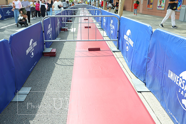 USJグリーンストリートのケヤキ並木工事エリア 車道側の金属板と青い仮設フェンス