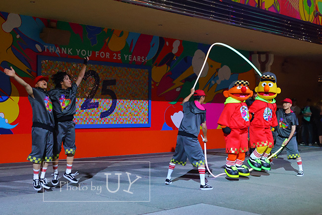 USJサマーナイトストリートアクションで25周年ロゴ前でダブルダッチを披露するセサミストリートとダンサー