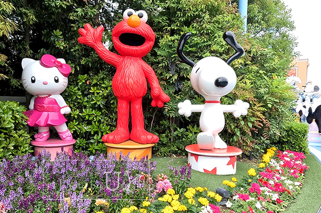ワンダーランド入口の左側にいたキティ、エルモ、スヌーピーのキャラクター