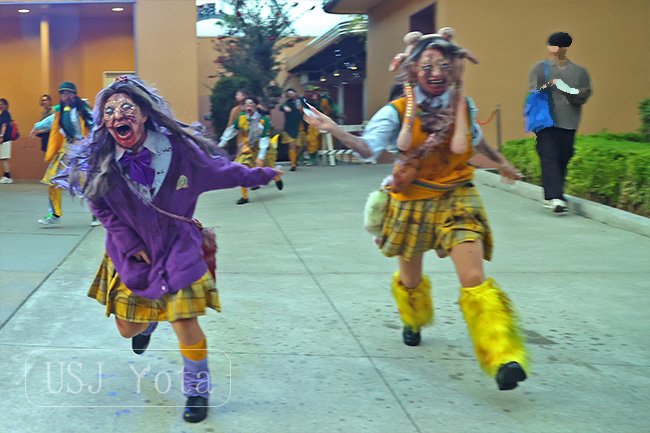 ハロウィーンホラーナイト2026 明るい時間帯に走り込んでくる女子高生ゾンビ