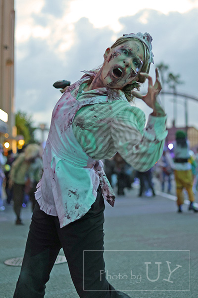 ハロウィーンホラーナイト2026 得体のしれないゾンビが正面から迫ってくる