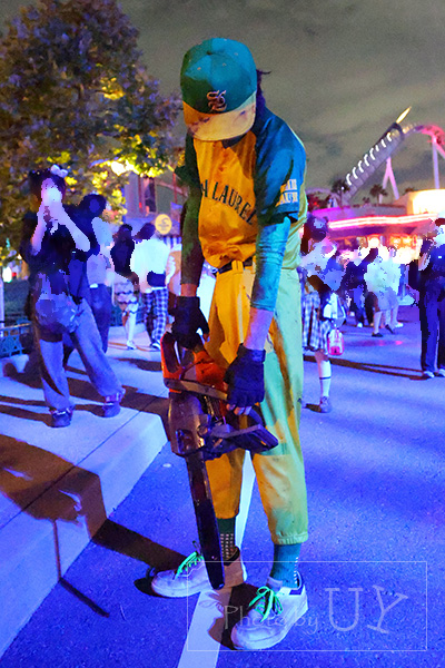 ハロウィーンホラーナイト2026 チェーンソーを持つ野球部の高校生ゾンビ
