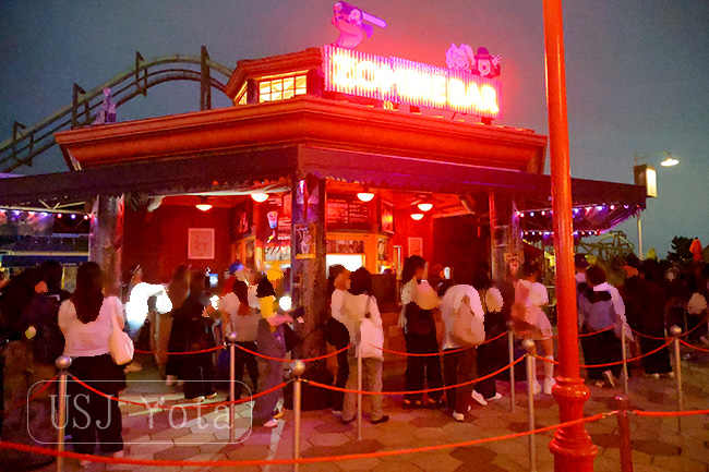 夜間に赤くライトアップされ賑わうワーフカフェ ZOMBIE BAR