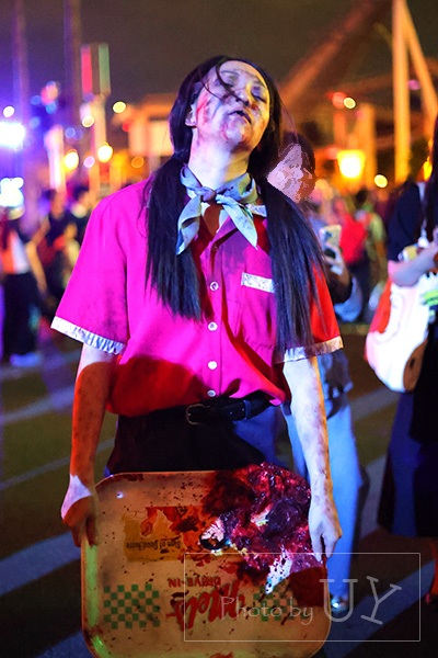 メルズドライブインの制服を着たUSJクルーゾンビ