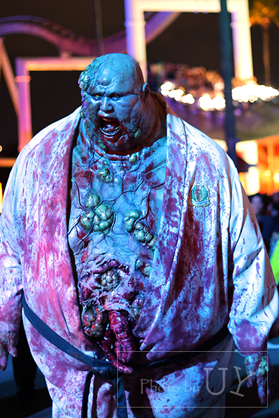 柔道着を着たUSJハロウィーンの不気味なゾンビ
